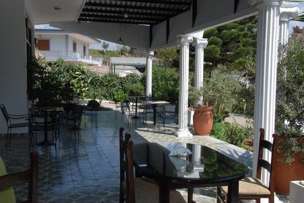 Hotel Freskia Sarandë エクステリア 写真