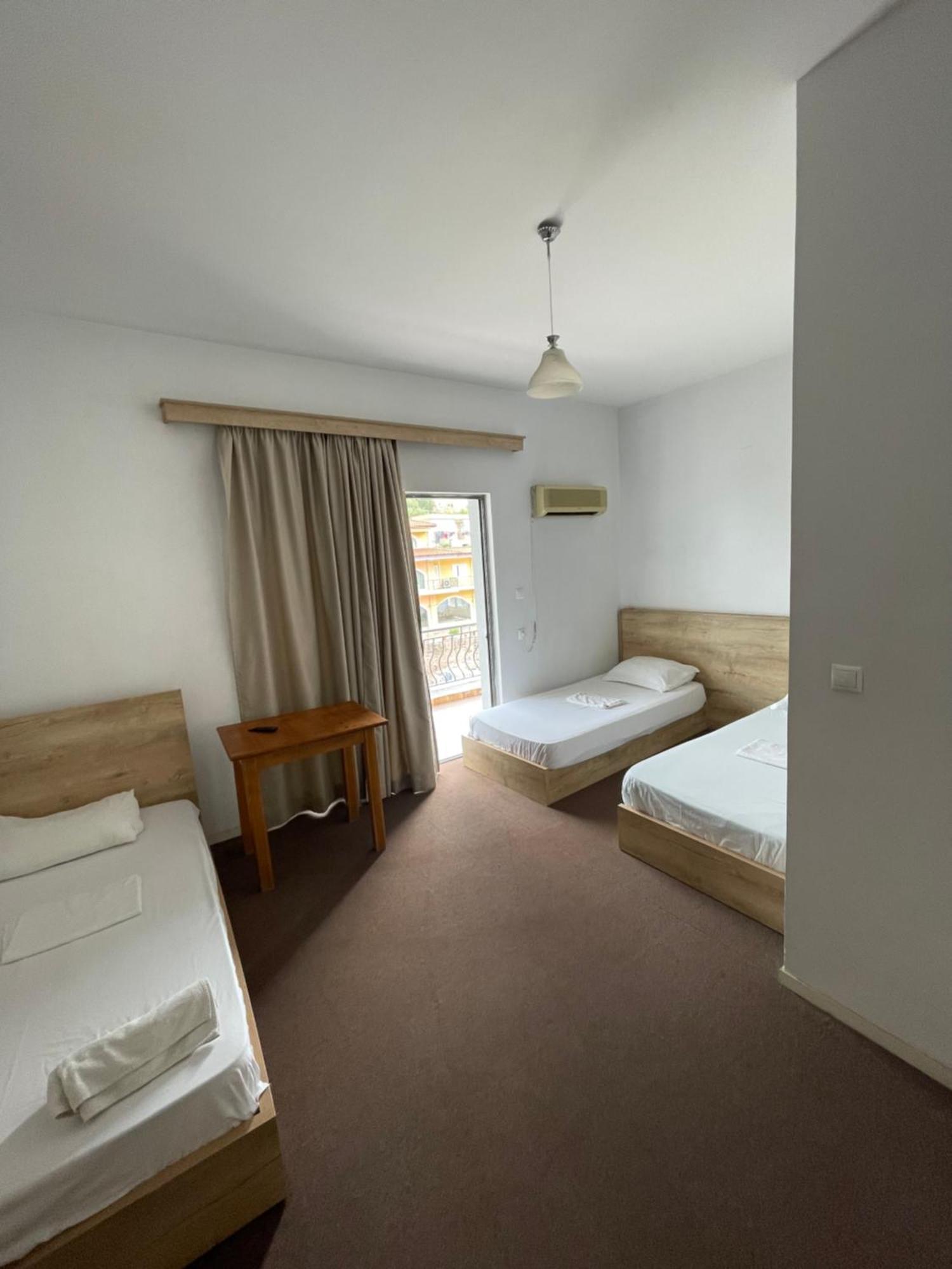 Hotel Freskia Sarandë エクステリア 写真