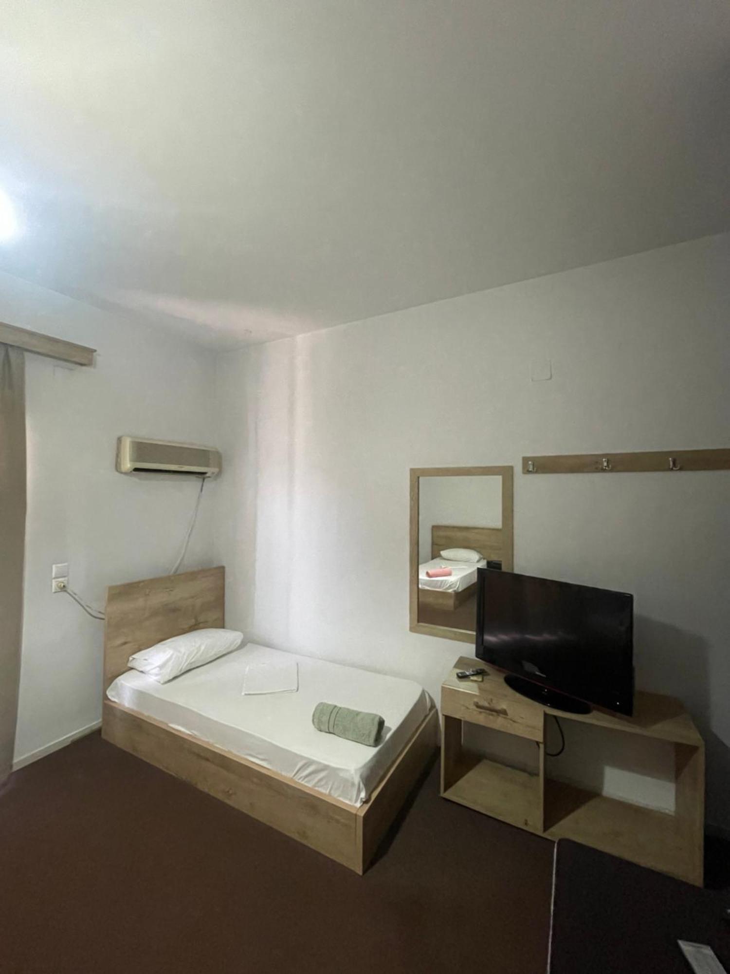 Hotel Freskia Sarandë エクステリア 写真