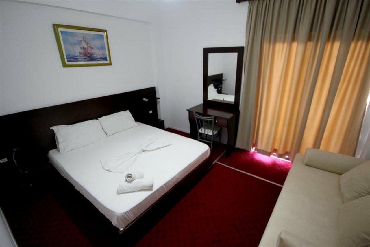 Hotel Freskia Sarandë エクステリア 写真