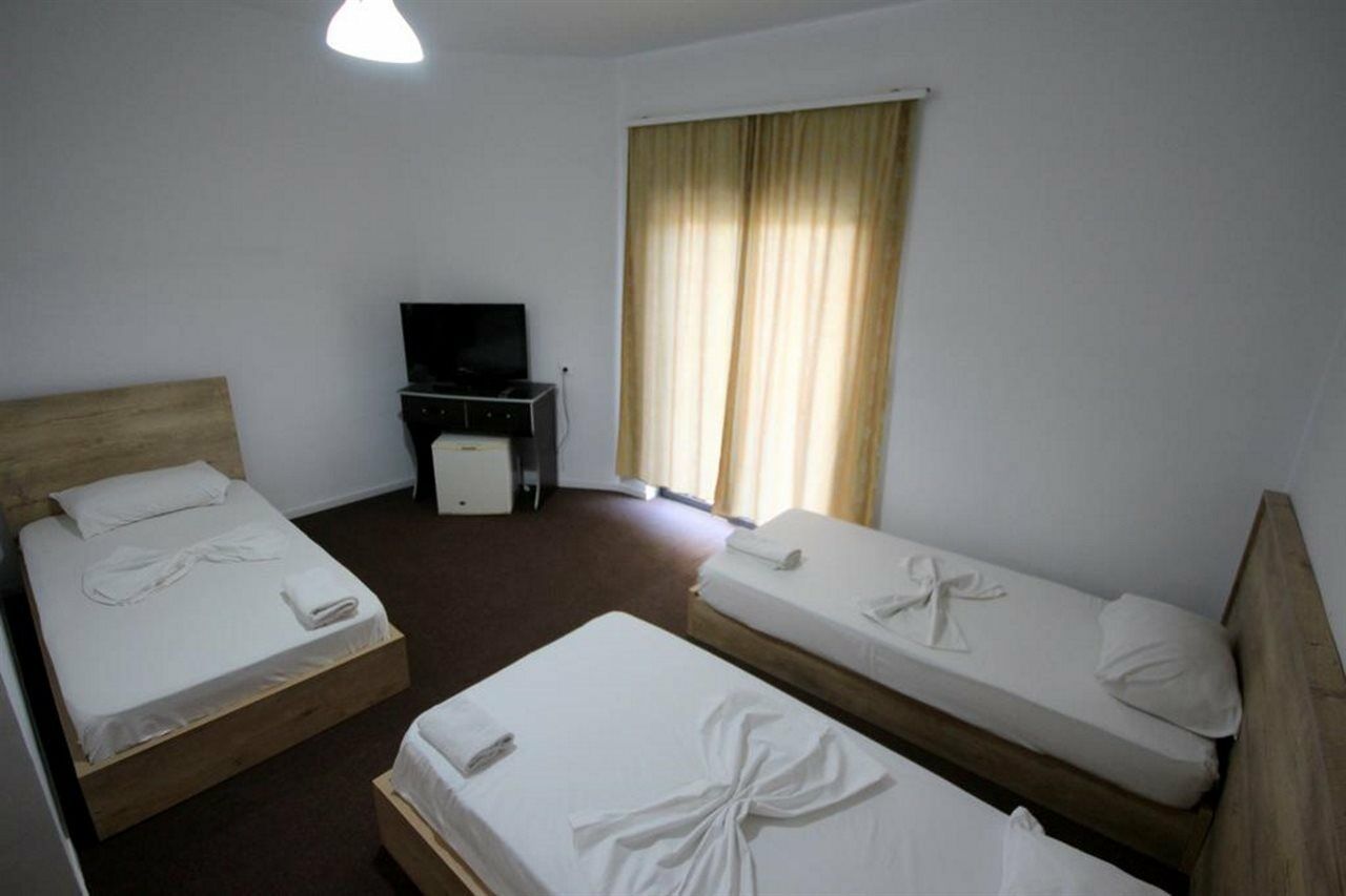 Hotel Freskia Sarandë エクステリア 写真